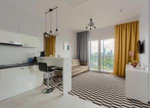 kuchnia i salon ze stołem i kanapą w obiekcie Apartamenty Prymasa Residence w Warszawie