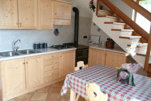 una cocina con mesa, lavabo y escalera en Chalet Mas del Toni, en Rabbi