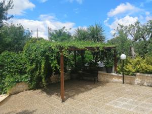 サンタルチアにあるB & B La Mansardaの庭のベンチ付きパーゴラ
