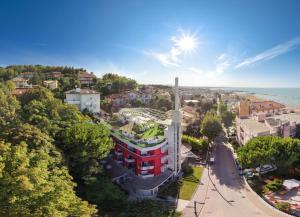 uma vista aérea de uma cidade com um edifício vermelho em Duparc Hotel em Gabicce Mare