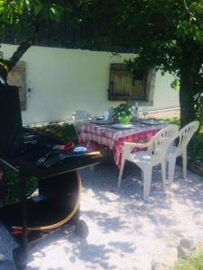 una mesa y sillas en un patio trasero con mesa y sillas en Ferme Dowena, en Morillon