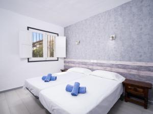 een slaapkamer met twee bedden met blauwe kussens erop bij Holiday Home La Camarrocha by Interhome in Moraira