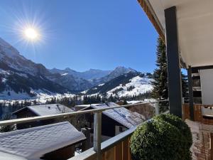 uma varanda com vista para as montanhas em Apartment Alpenrose by Interhome em Adelboden