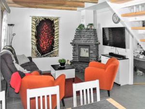 TV a/nebo společenská místnost v ubytování Holiday Home Maahisenrinne 3 e 19 by Interhome