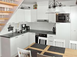 Kuchyň nebo kuchyňský kout v ubytování Holiday Home Maahisenrinne 3 e 19 by Interhome