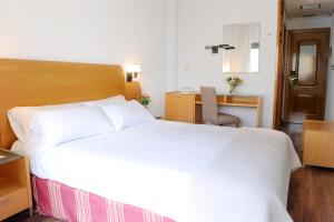 Postel nebo postele na pokoji v ubytování Hotel El Churra