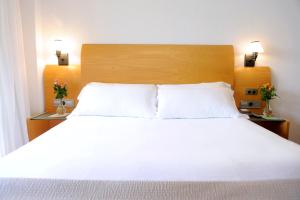 Postel nebo postele na pokoji v ubytování Hotel El Churra