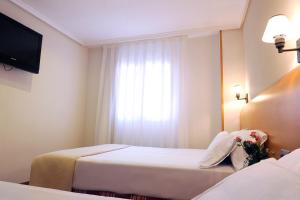 Postel nebo postele na pokoji v ubytování Hotel El Churra