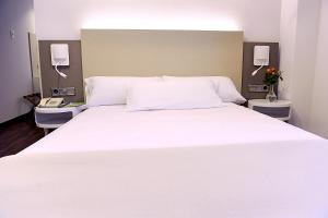 Postel nebo postele na pokoji v ubytování Hotel El Churra