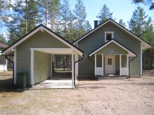 ein kleines Haus mit Garage im Hof in der Unterkunft Rattle Nest in Loimaa