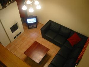 una vista aérea de una sala de estar con sofá y TV en Rattle Nest, en Loimaa
