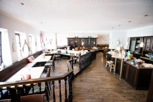 Ein Restaurant oder anderes Speiselokal in der Unterkunft Hotel Neumaier 