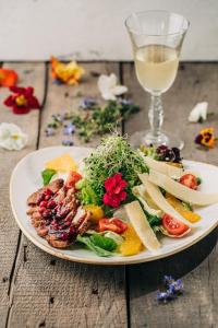 Eten bij of ergens in de buurt van het hotel
