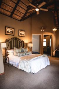 - une chambre avec un grand lit dans l'établissement Bass Lake Country Lodge, à Pretoria