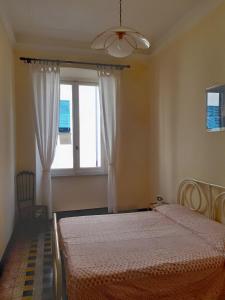 基亞瓦里的住宿－Residenza dell'Orto，一间卧室设有两张床和窗户。