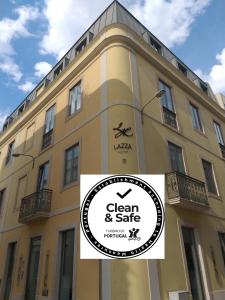 um edifício com uma placa que lê limpo e seguro em Lazza Hotel em Figueira da Foz