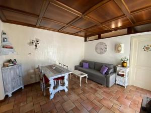 - un salon avec un canapé et une table dans l'établissement La Rondine, à Trente