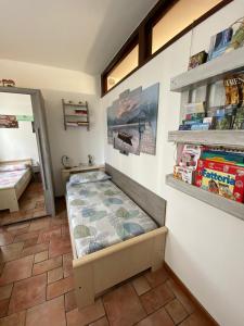 Cette petite chambre comprend un lit d'angle. dans l'établissement La Rondine, à Trente