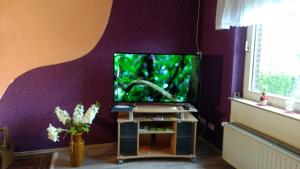 a living room with a fish aquarium in a purple wall at Ferienwohnung Wolf in Greven