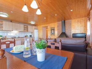 Kuchyňa alebo kuchynka v ubytovaní Holiday Home Lorena by Interhome
