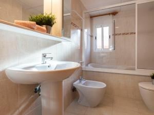 Kúpeľňa v ubytovaní Holiday Home Lorena by Interhome