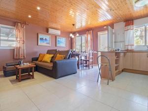 Kuchyňa alebo kuchynka v ubytovaní Holiday Home Lorena by Interhome