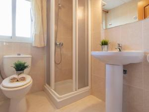 Kúpeľňa v ubytovaní Holiday Home Lorena by Interhome