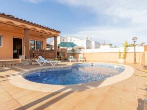 Bazén v ubytovaní Holiday Home Lorena by Interhome alebo v jeho blízkosti