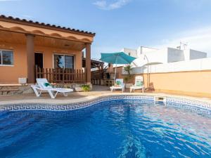 Bazén v ubytovaní Holiday Home Lorena by Interhome alebo v jeho blízkosti
