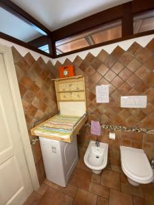 La salle de bains est pourvue de toilettes et d'un lavabo. dans l'établissement La Rondine, à Trente