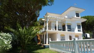 una casa blanca con una valla blanca en Finca Sotolindo, en Vejer de la Frontera