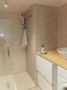 une salle de bain avec douche et lavabo dans l'établissement Ou Souleou, à Bormes-les-Mimosas 28 autres photos