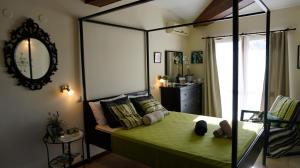 巴爾奇克的住宿－Вила Бел Тауър - Villa Bell Tower，一间卧室配有绿色的床和镜子
