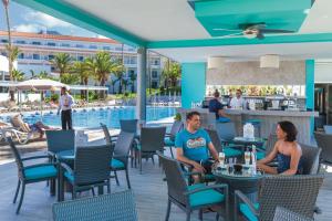 Goście zatrzymujący się w obiekcie Hotel Riu Arecas - Adults Only