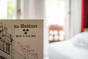 Postel nebo postele na pokoji v ubytování The Dubliner Hotel & Irish Pub