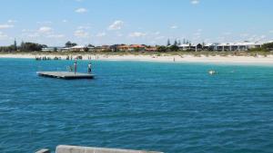 duas pessoas numa doca na água com uma praia em Cottage 53 - Topspot Cottages em Jurien Bay