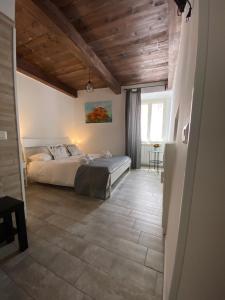 Un dormitorio con una cama y una mesa. en B&b Le Larie, en Collepardo