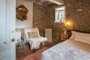 A bed or beds in a room at El Reliquier de Vallfogona del Ripolles