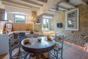 cocina con mesa de madera en una habitación en El Reliquier de Vallfogona del Ripolles en Vallfogona de Ripolles