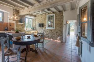 a kitchen and dining room with a table and chairs at El Reliquier de Vallfogona del Ripolles in Vallfogona de Ripolles