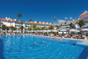 Basen w obiekcie Hotel Riu Arecas - Adults Only lub w pobliżu