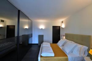 Postel nebo postele na pokoji v ubytování Extra Urbano - Lago di Garda - Adults Only