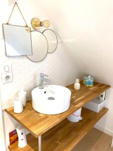 baño con lavabo en una encimera de madera en LA CLE DES TOITS, en Colmar 9 fotos más