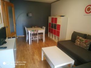 a living room with a couch and a table at Apartamento DH in Zamora