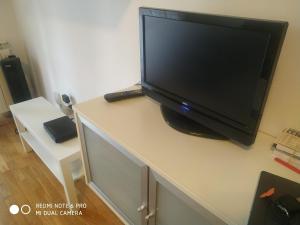 a flat screen tv sitting on top of a desk at Apartamento DH in Zamora