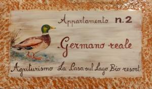 ein Bild einer Ente auf einem Schild mit Worten in der Unterkunft La Casa Sul Lago in Posta Fibreno