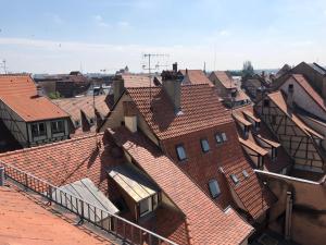 Una vista aérea de los tejados de los edificios de una ciudad. en LA CLE DES TOITS, en Colmar
