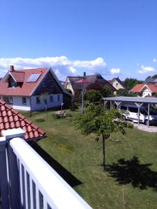 einen Blick vom Balkon eines Hauses mit Hof in der Unterkunft Schmidt's Pension Schwansee in Groß Schwansee