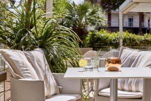A seating area at Hotel La Fenice