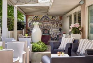 A seating area at Hotel La Fenice